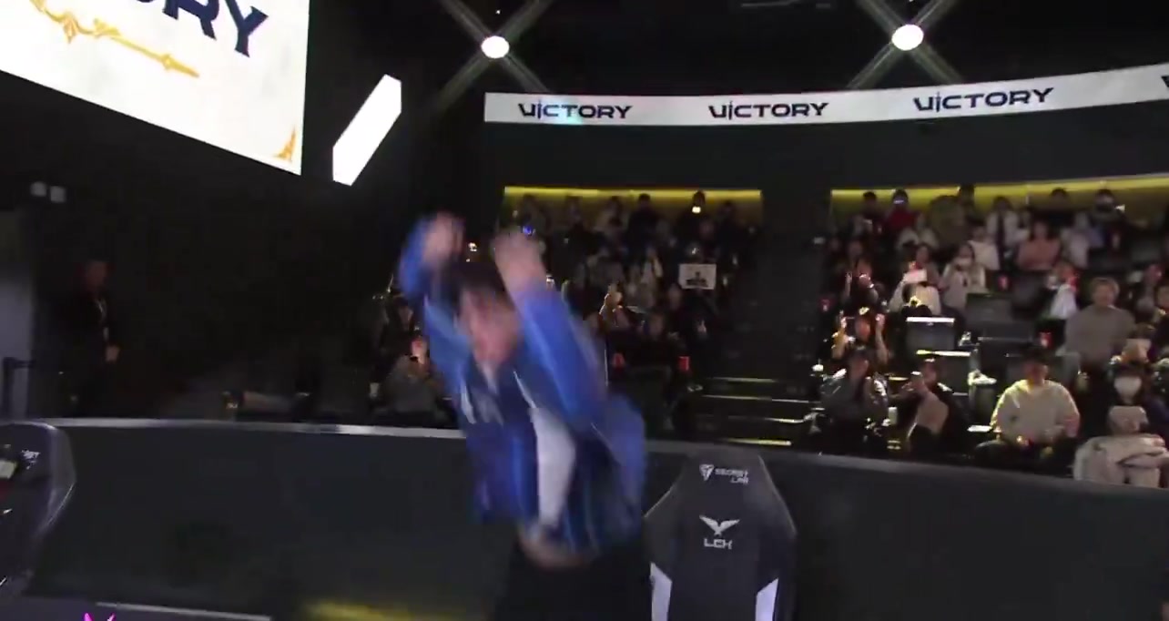 半岛体育-Siu！DRX中单Ucal获胜后展示C罗招牌庆祝动作