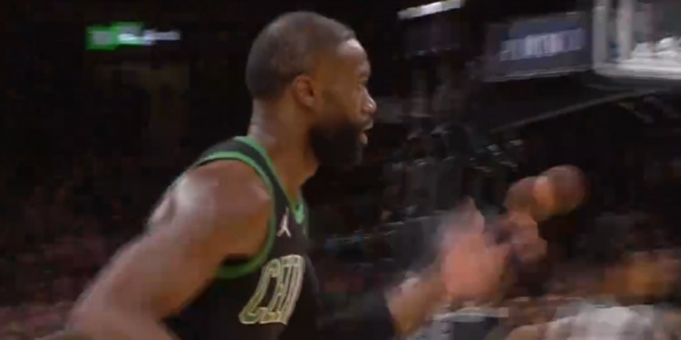 半岛体育APP-高射炮！杰伦·布朗迎着文班亚马调高弧顶命中三分球