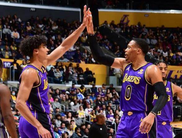 半岛体育-半个赛季进步喜人 克里斯蒂已在湖人阵中站稳脚跟