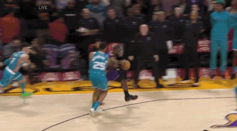 半岛体育下载-不穿鞋极限传球功亏一篑 詹姆斯久坐在地黯然神伤