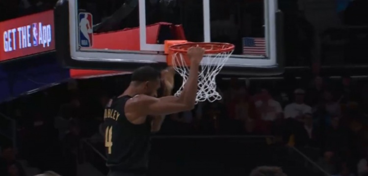 毁天灭地!莫布里转身突破 腾空而起力压格威双手暴力隔扣