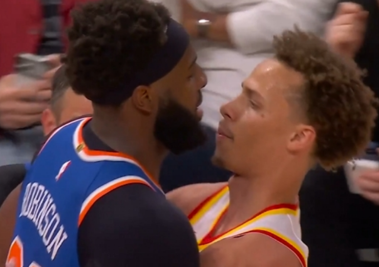 半岛体育-NBA官方罚单：罗宾逊丹尼尔斯冲突各罚5万和2.5万 均无需禁赛
