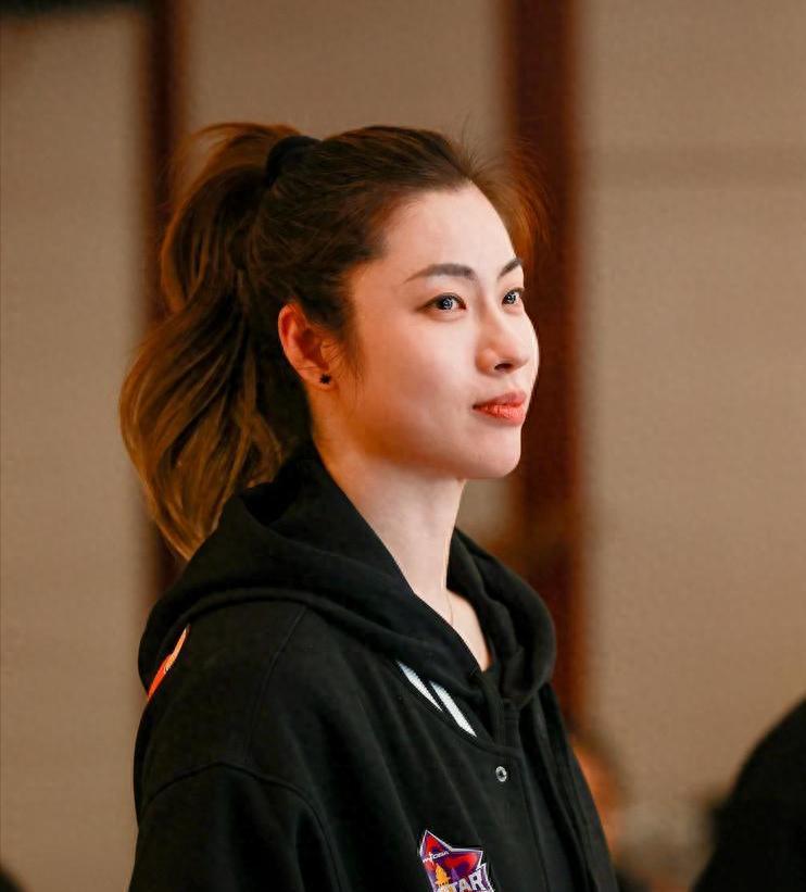 半岛体育-原来她就是江苏女篮教练,年轻美貌实力并存,击败卫冕冠军广东队